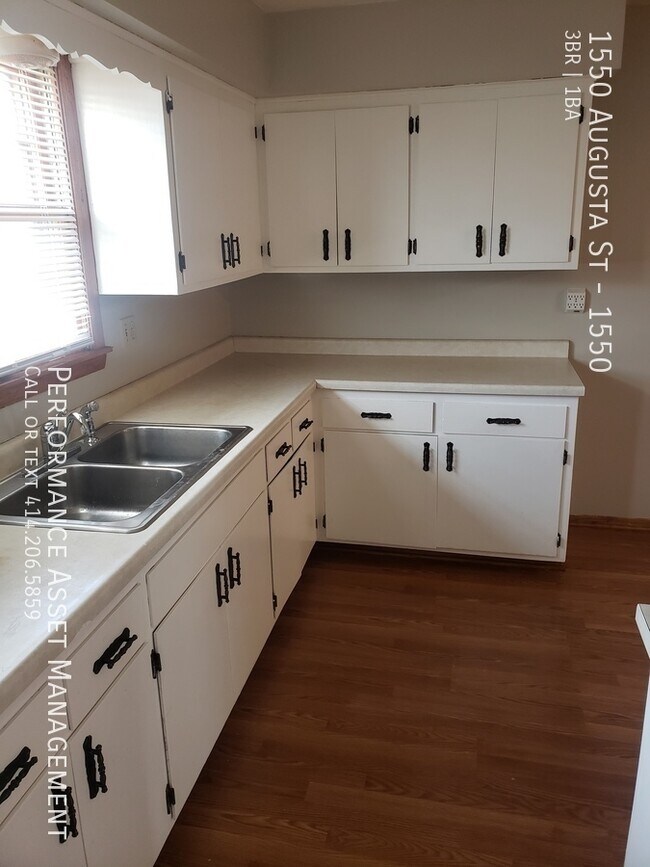 Building Photo - Beautiful 3 bedroom ranch with garage!!