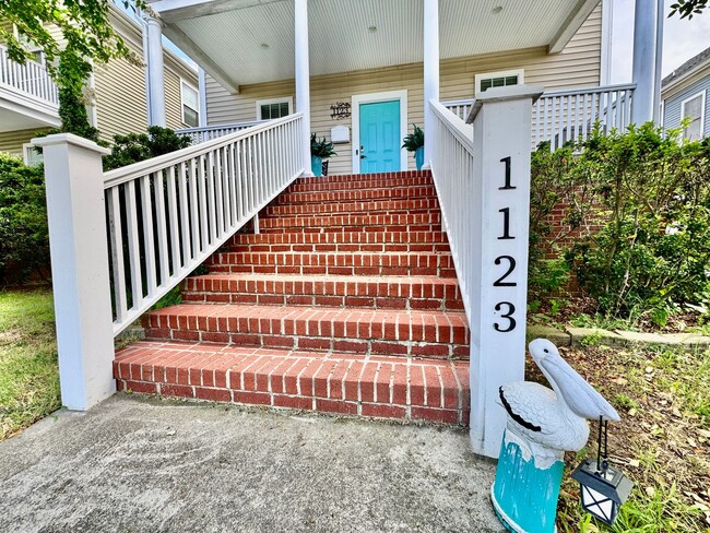 Foto del edificio - A Block From The Beaches! Ready 09-21-26! Oversized Parking Pad, Pet Friendly!