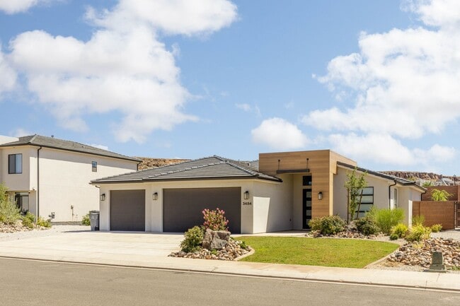 Building Photo - 3 bed plus office / 2.5 bath / 3 car Singl...
