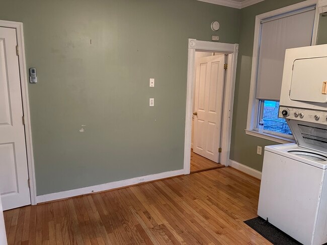 Building Photo - 1723 Bank St