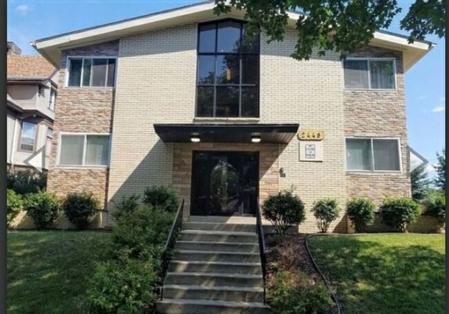 Building Photo - 2448 W Kilbourn Ave