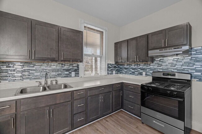 Foto del edificio - 6811 Etzel Ave