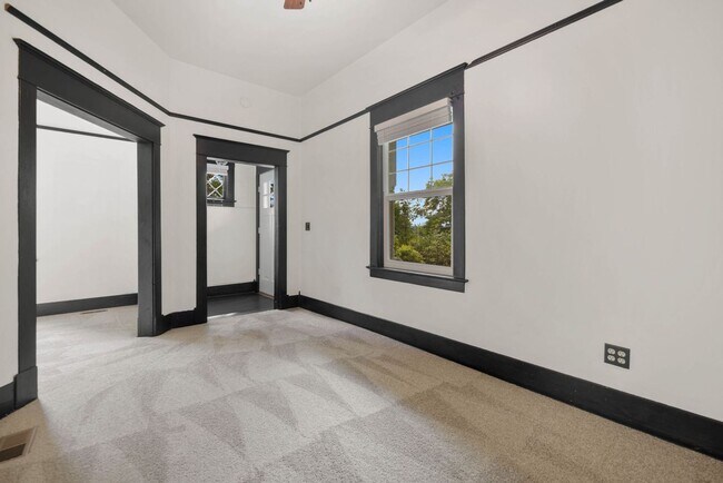 Building Photo - 712 SW 3rd Pl