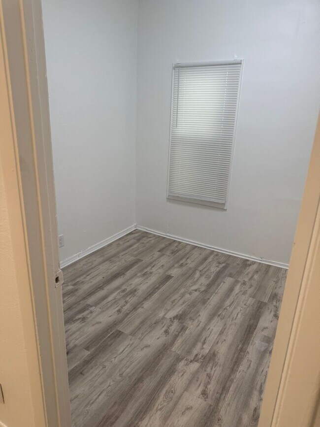 Foto del edificio - 1824 N Gale Ave