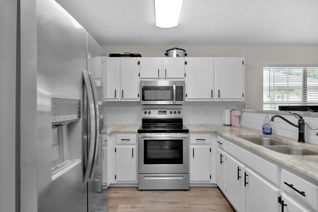 Building Photo - Pet Friendly 4 Bedroom Home in Fort Walton...