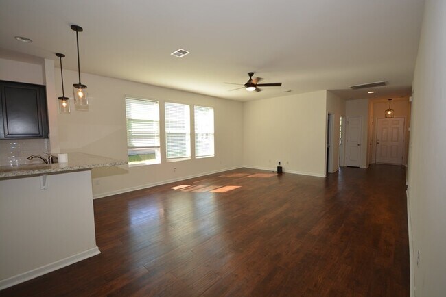 Building Photo - Adorable Single Level Home