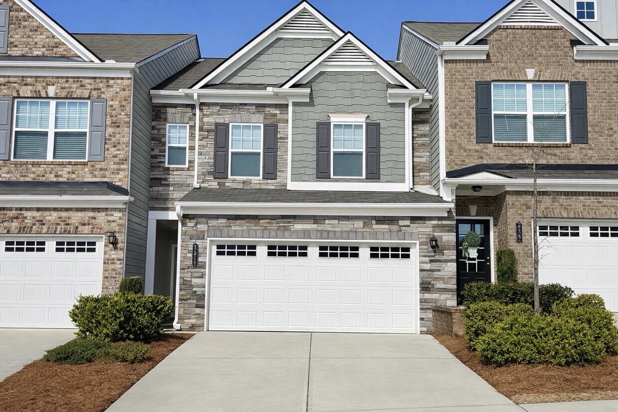 3-bedroom Townhome in Buford City Schools with Quartz Kitchen, Private Suite, and Walkable Downto... - 3-bedroom Townhome in Buford City Schools with Quartz Kitchen, Private Suite, and Walkable Downto...