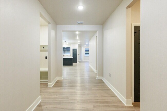 Foto del edificio - 5825 Grinnell St