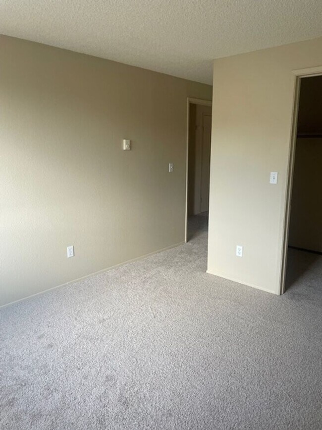 Foto del edificio - Beautiful top floor 2 bedroom, 2 bath in B...