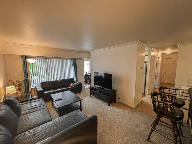 Foto del edificio - Light Filled 2 Bedroom 1 Bath Condo in Bat...