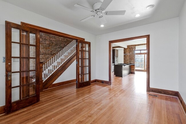 Building Photo - Big and Comfy Townhouse