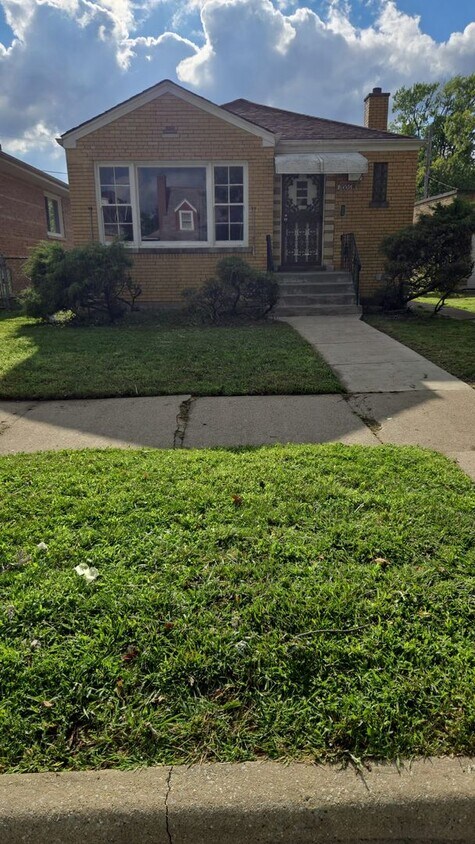 Foto principal - 2 Bed 1 Bath Single Family House | Detache...