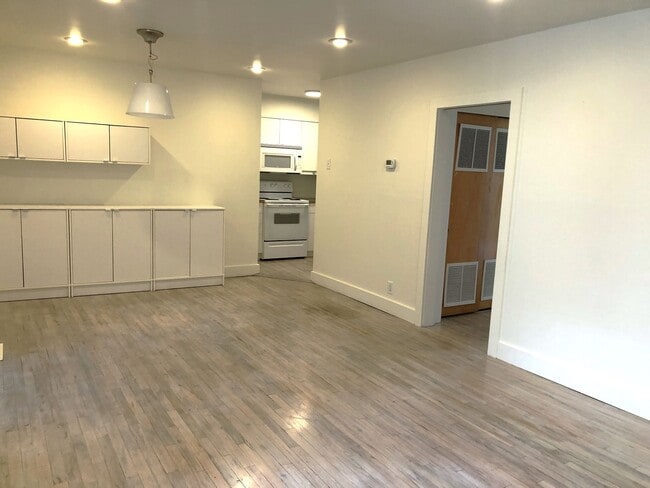 Foto del edificio - Douglas St. Condo