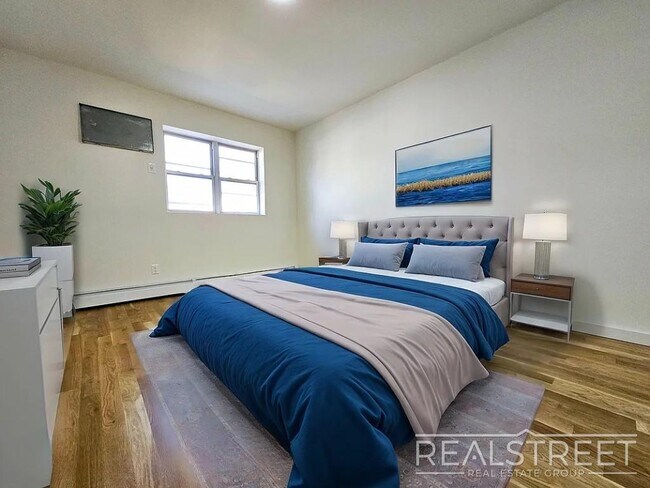 Building Photo - Brand New 4BD/2BA Penthouse with Skylight,...