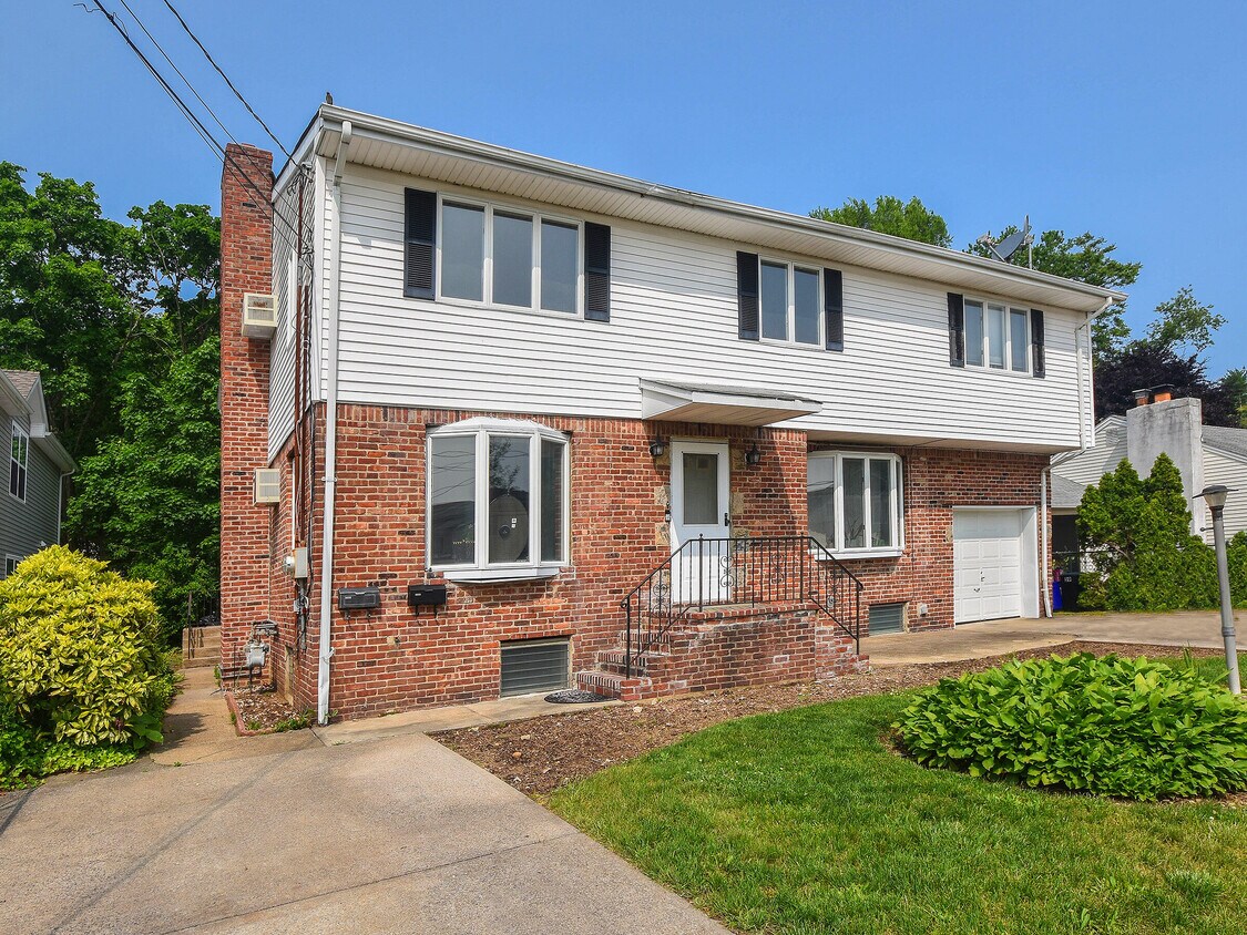 39 Marwood Rd N, Port Washington, NY 11050 Townhome Rentals in Port Washington NY