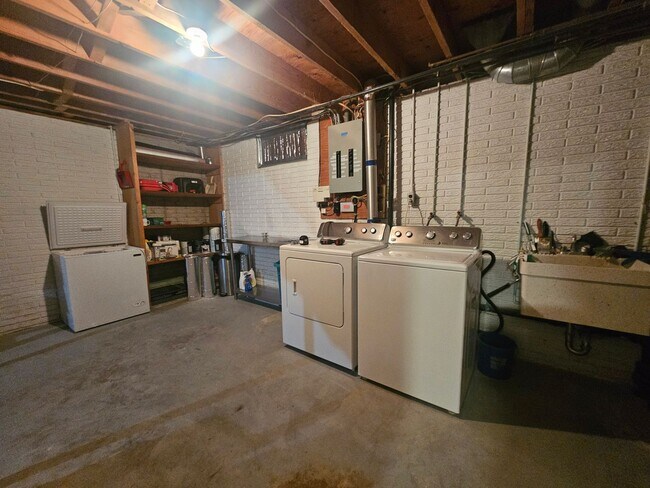 Foto del edificio - 2 Bedroom 2 Bath Corner Lot, In Small Town Fairfax