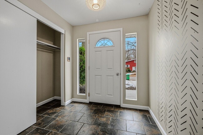 Building Photo - 1513 Fresno Rd