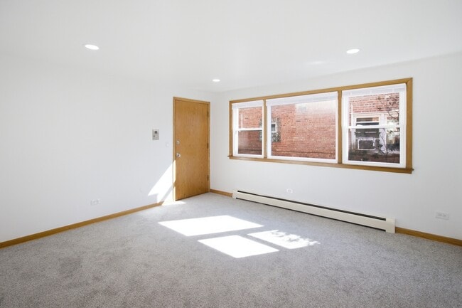 Building Photo - 4305 W Lawrence Ave