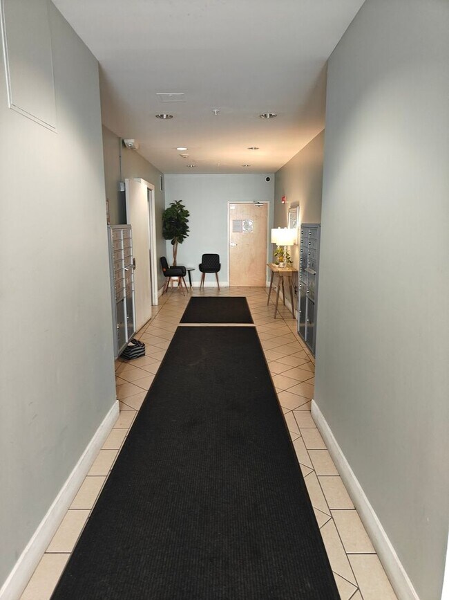 Foto del edificio - Charming, quiet, backyard facing, warm 2BR...