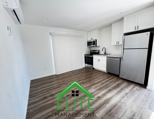 Foto del edificio - Spacious 4-Bedroom, 3-Bathroom Home in Des...