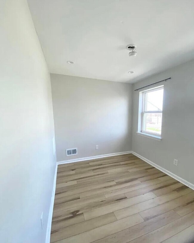 Foto del edificio - 203 N Patterson Park Ave