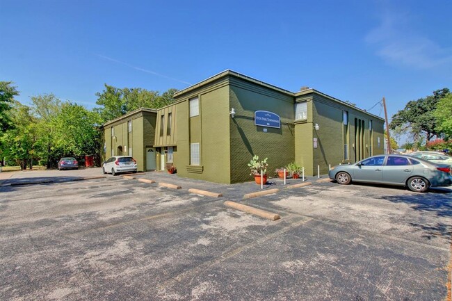 Building Photo - 303 W 40th St