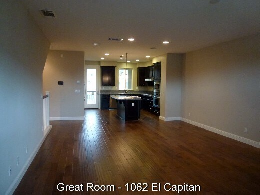 Foto del edificio - Large luxurious quiet 4br/3.5ba townhome