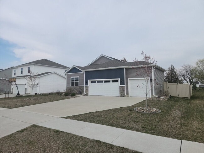 Building Photo - 2521 NW Woodbury Dr