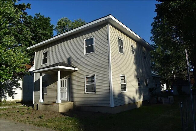 Foto del edificio - 1015 W Jackson St