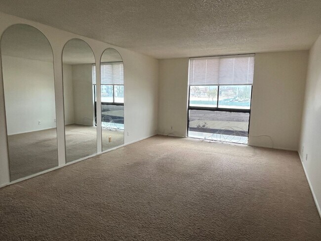 Foto del edificio - 2 Bed, 2 Bath Condo Near UNLV