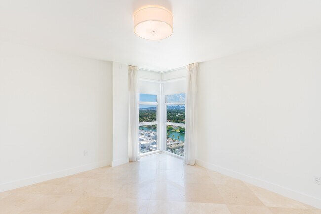 Building Photo - 4201 Collins Ave