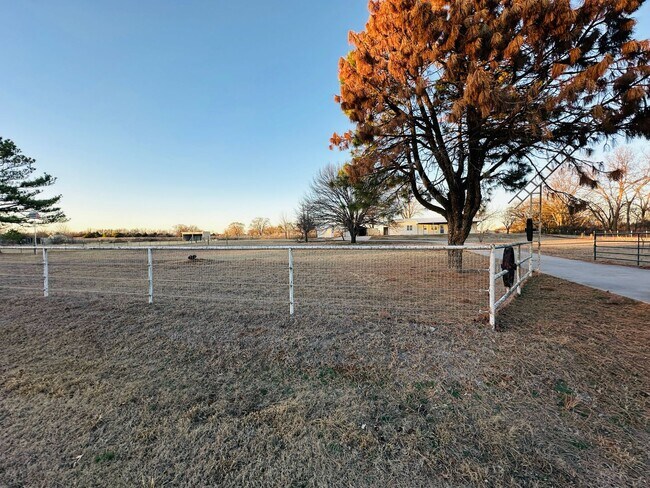 Building Photo - Charming 2-bedroom, 2-bath rental home located in Lexington on 2.28 acres
