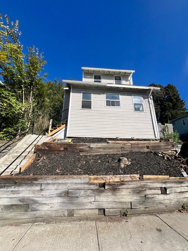 Primary Photo - 183 Hamilton St