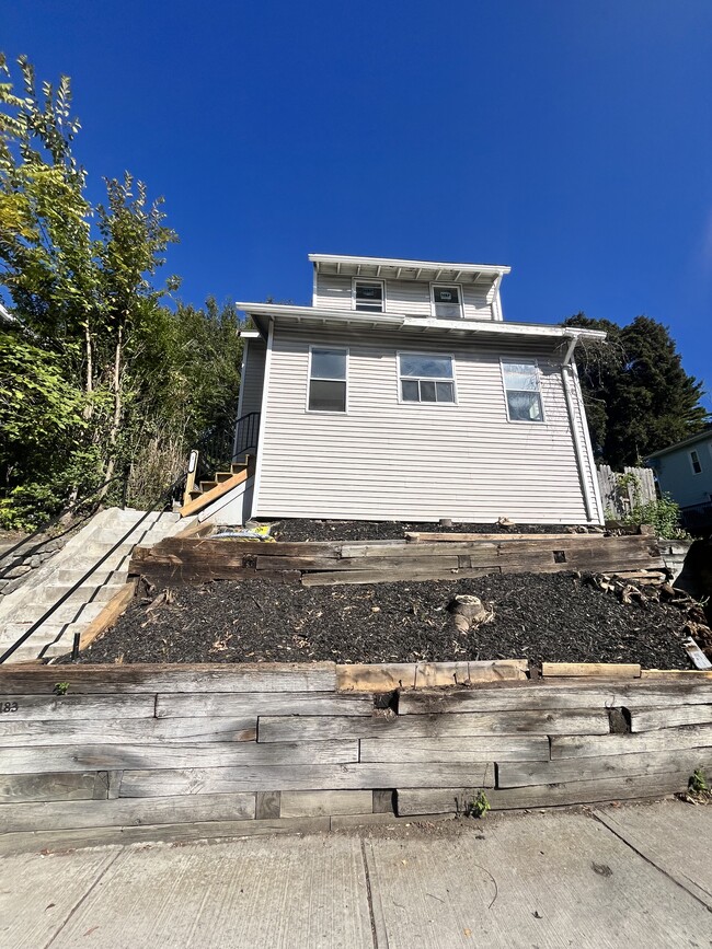 Building Photo - 183 Hamilton St
