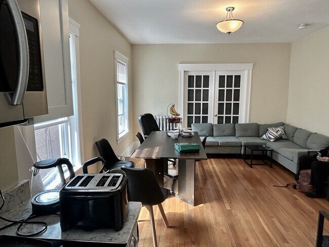 Building Photo - 303 Tappan St