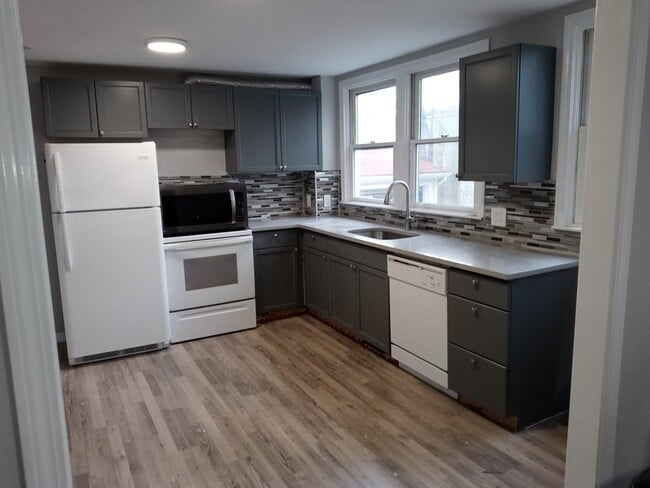 Building Photo - 15 Beulah St