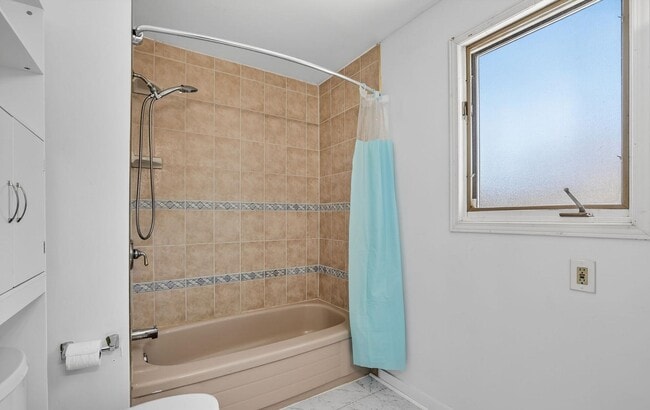 Building Photo - 704 Brock St S