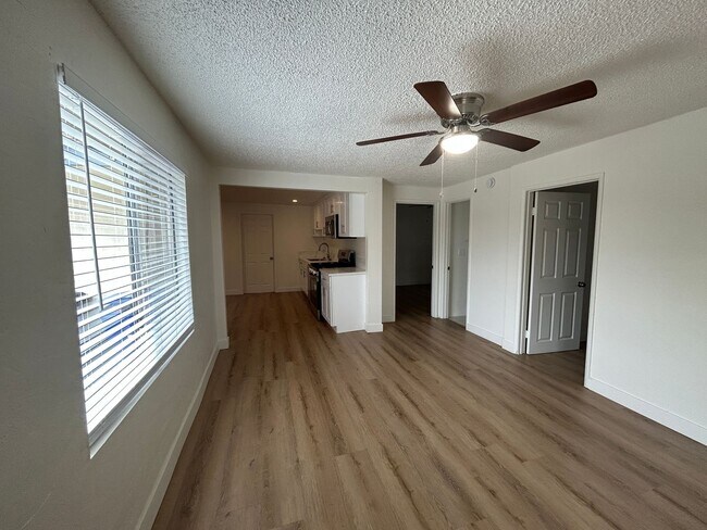 Foto del edificio - 3824 W 104th St
