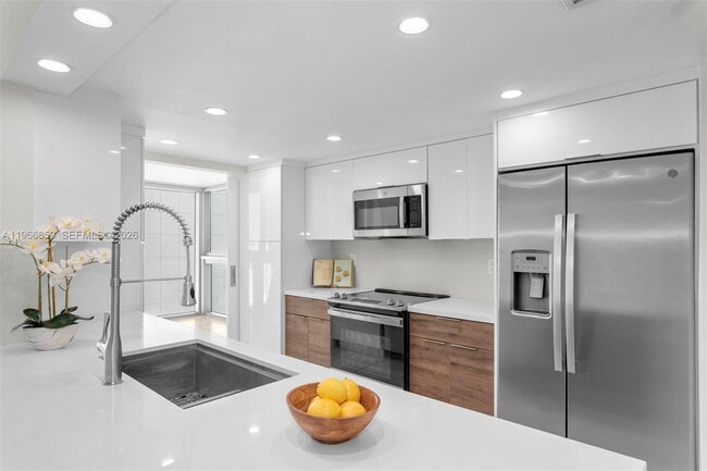 Building Photo - 2655 Collins Ave