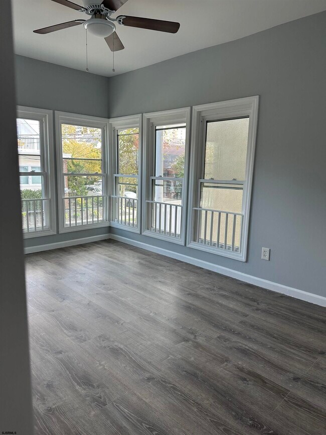 Foto del edificio - 12 S Jackson Ave