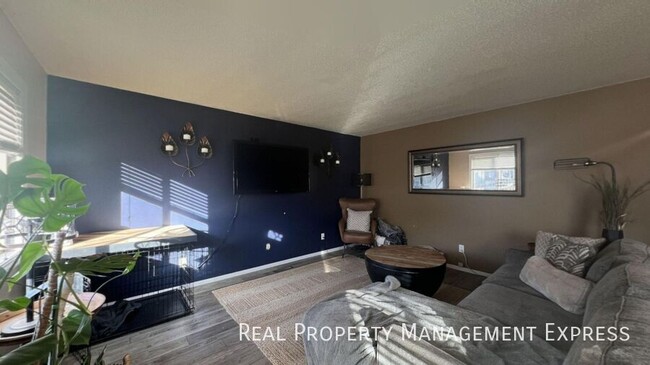 Foto del edificio - Spacious 4-Bed Home with Open Concept & La...