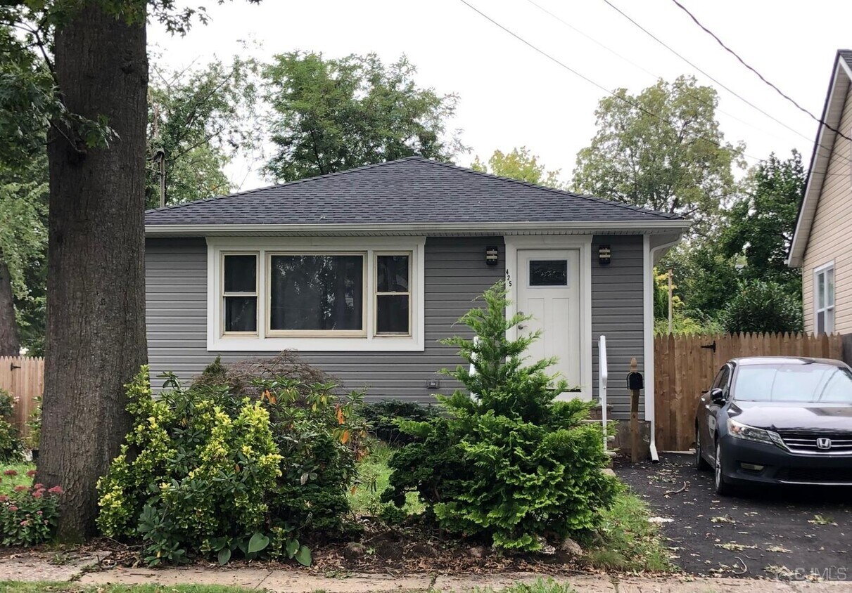 Primary Photo - 425 Midland Ave