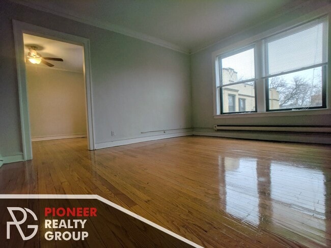 Building Photo - 1129 W Oakdale Ave