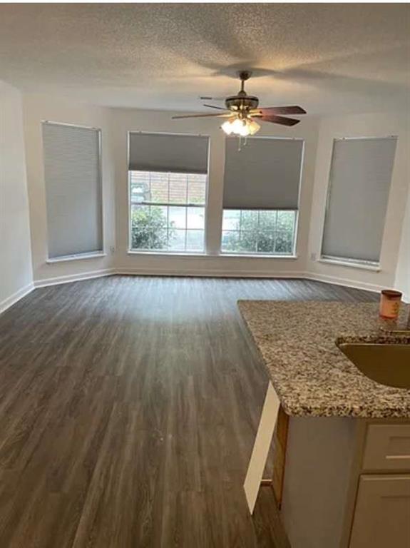 Foto del edificio - 1004 Sandy Ln Dr