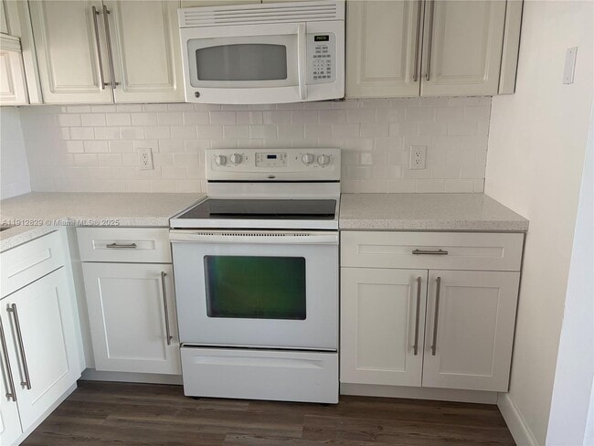 Foto del edificio - 50 Whitehead Cir