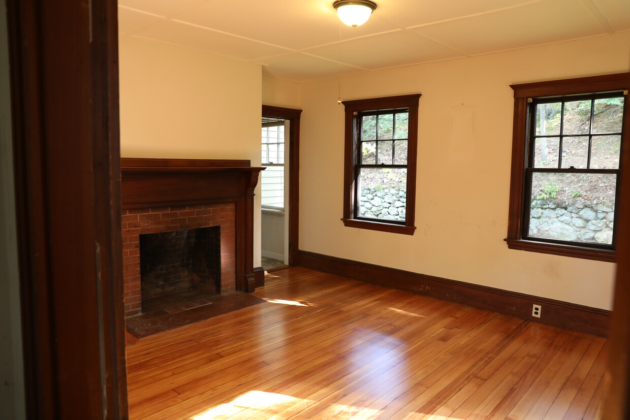 Livingroom and door to kitchen - 20 Grove St