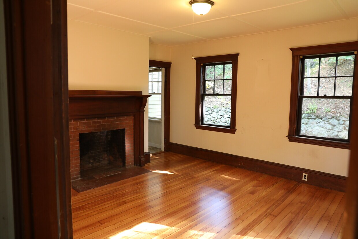 Sala de estar y puerta de la cocina - 20 Grove St