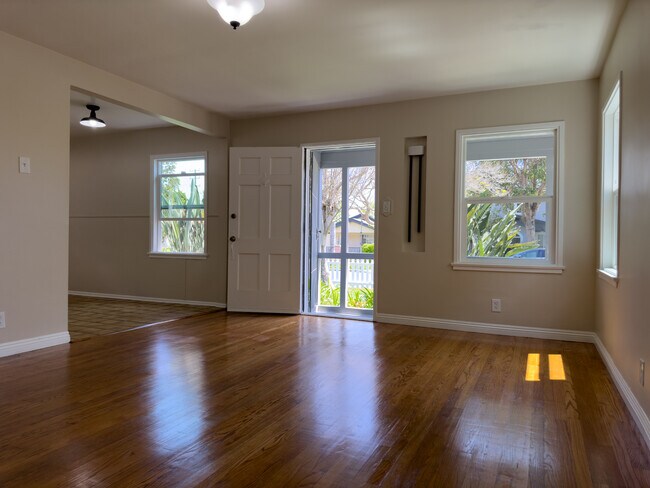 Sala de estar - 10827 Westminster Ave