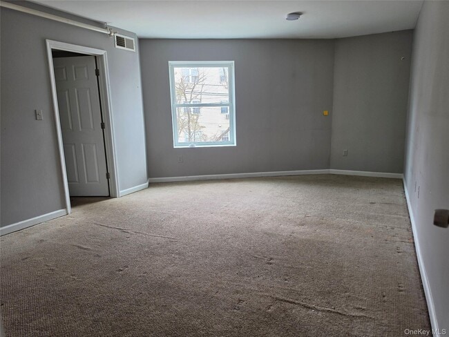 Building Photo - 13 Lake St