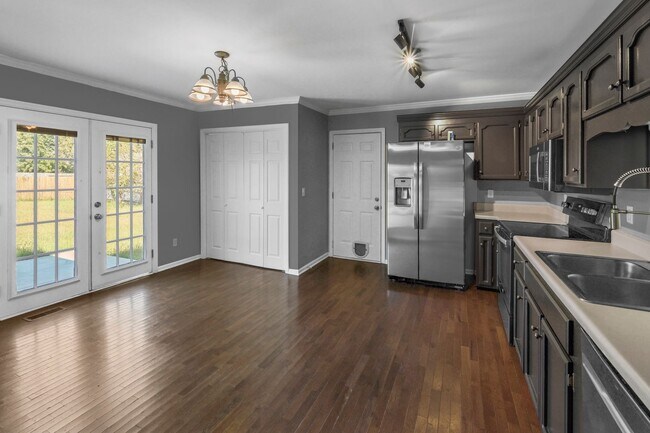 Building Photo - Pet Friendly, 4 Bedroom 2 bath Beautiful H...